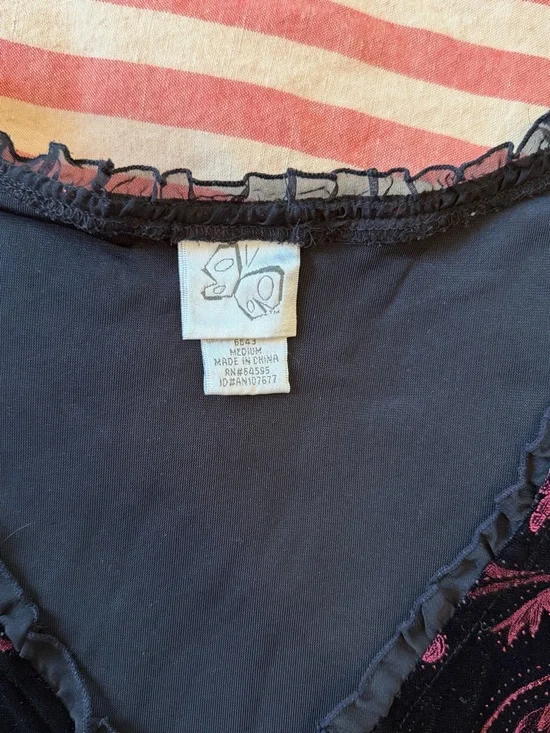 Velvet Floral Embroidered Sleeveless Top - Black & Pink - Picture 3 of 3